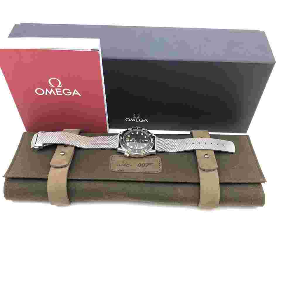 Omega Seamaster Diver 300 M
base one Seamaster Diver 300 M 007 edition Titanium strap vintage international warranty