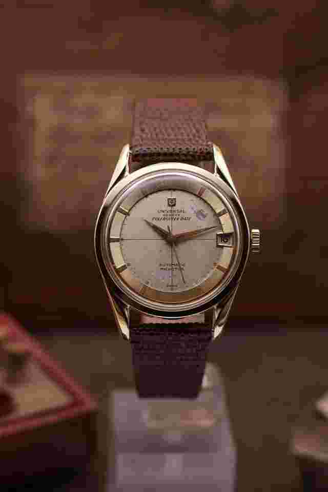 Universal Genève Polerouter
Date 204504-3 Microtor cal. 215-1
