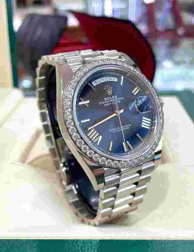 Rolex Day-Date 40
                           
                                 Oyster Perpetual Day-Date 40 228349RBR Blue Roman Factory Diamond Bezel UNWORN