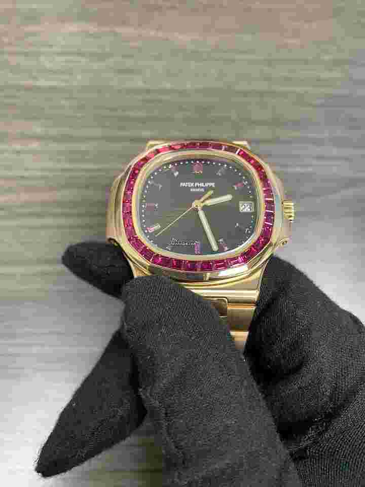 Patek Philippe Nautilus
5723/112R Ruby Rose Gold Nautilus