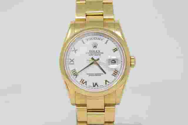 Rolex Day-Date 36
                           
                                 118208 2005 box and papers Oyster bracelet mint white dial