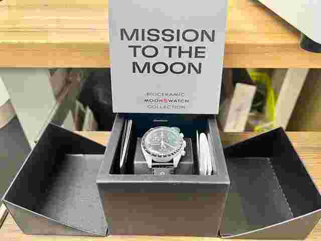 Swatch Moonswatch
                           
                                 "Mission To The Moon" Swatch x Omega