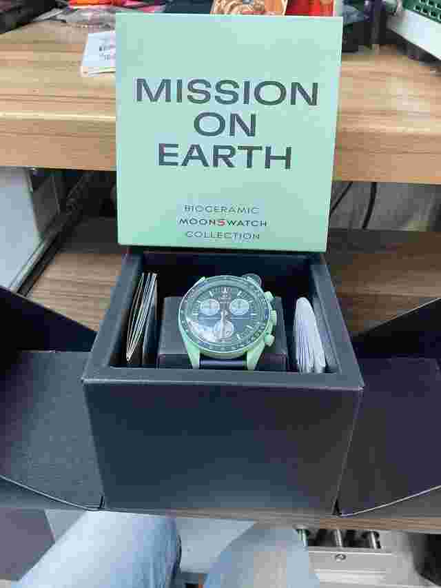Swatch Moonswatch
                           
                                 "Mission On Earth" Swatch x Omega