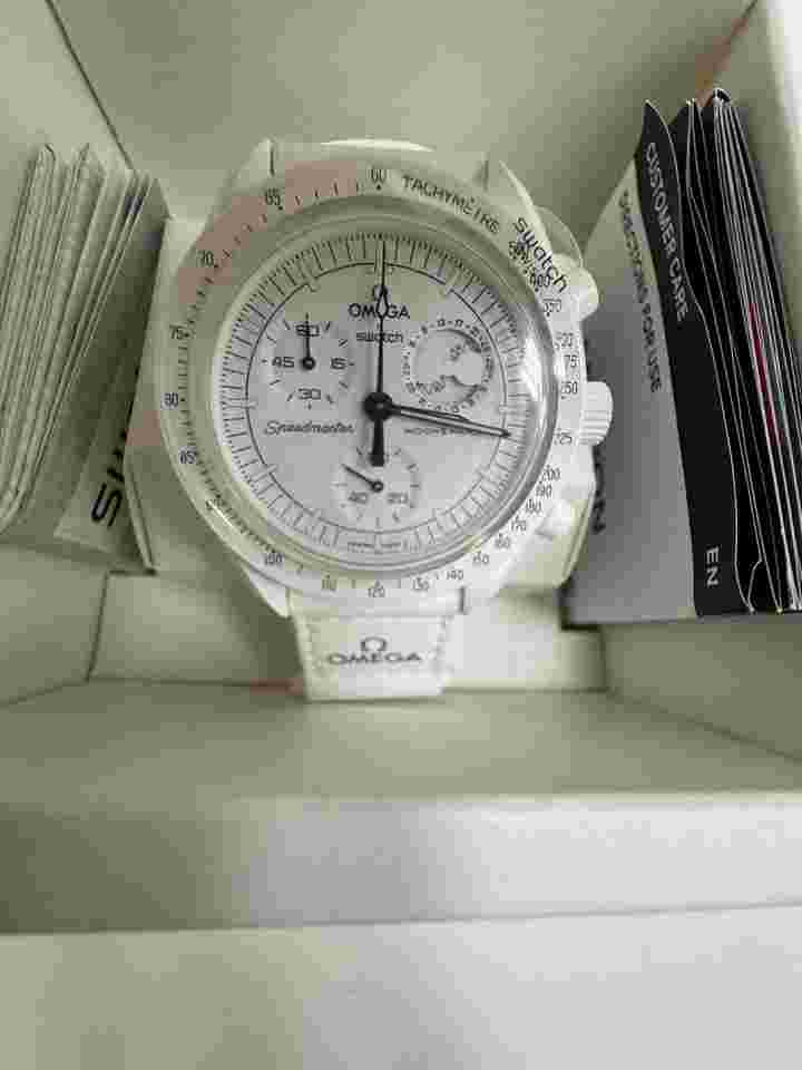Swatch Moonswatch
Omega X Swatch Bioceramic Moonswatch Mission to the Moonphase Full Moon - Snoopy WHITE SO33W700