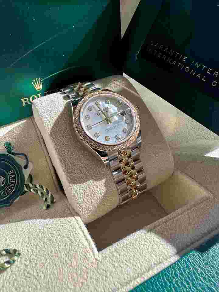 Rolex Lady-Datejust
28 279383RBR Mother of Pearl Diamond Dial Jubilee Bracelet Two Tone Yellow