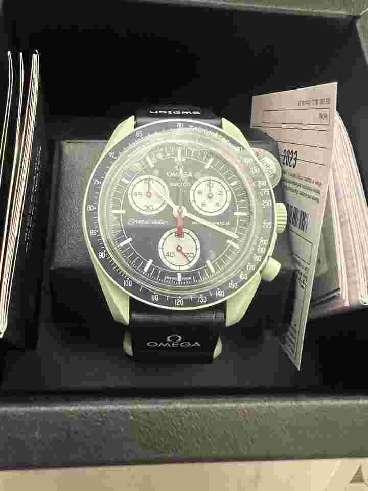 Swatch Moonswatch
x Omega BioCeramic MoonSwatch "Mission On Earth"