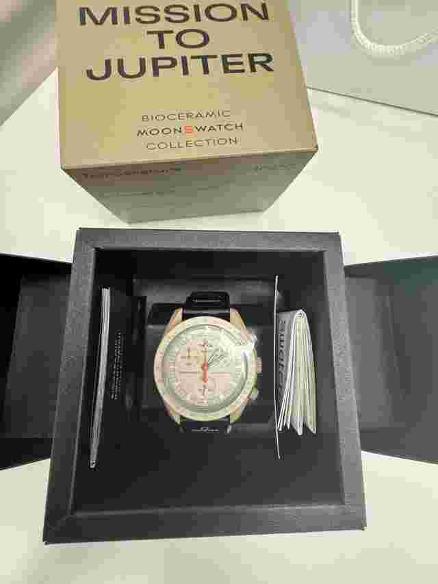 Swatch Moonswatch
                           
                                 Omega X Swatch BioCeramic MoonSwatch “MISSION TO JUPITER” SO33C100 (COOL BEIGE / BLACK)