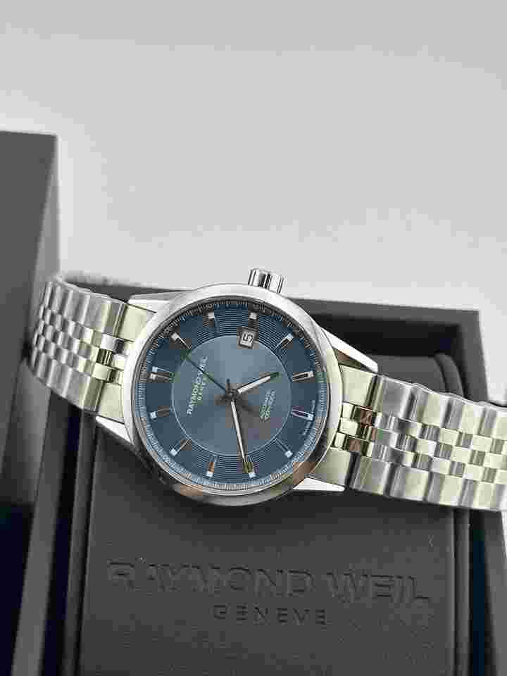 Raymond Weil Freelancer
                           
                                 Light Blue Dial