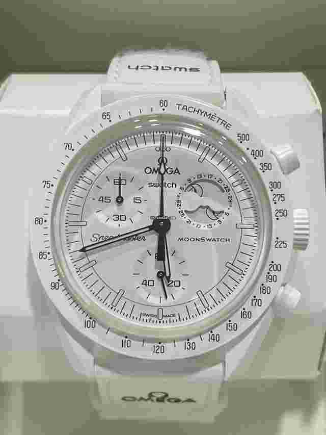Swatch Moonswatch
                           
                                 Snoopy Mission To The Moonphase
