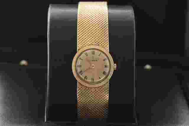 Corum
                           
                                 Heritage Ladies' 18kt Yellow Gold Vintage 1970's Rare Champagne Mesh Textured Roman 8400