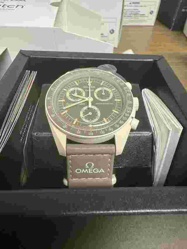 Swatch Moonswatch
                           
                                 Omega X Swatch Bioceramic MoonSwatch MISSION ON EARTH " DESERT " SO33T103