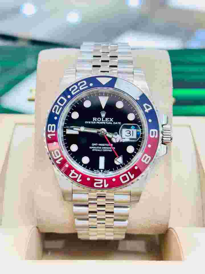 Rolex GMT-Master II
PEPSI 126710BLRO Jubilee Bracelet Red Blue Bezel BOX/PAPERS MINT