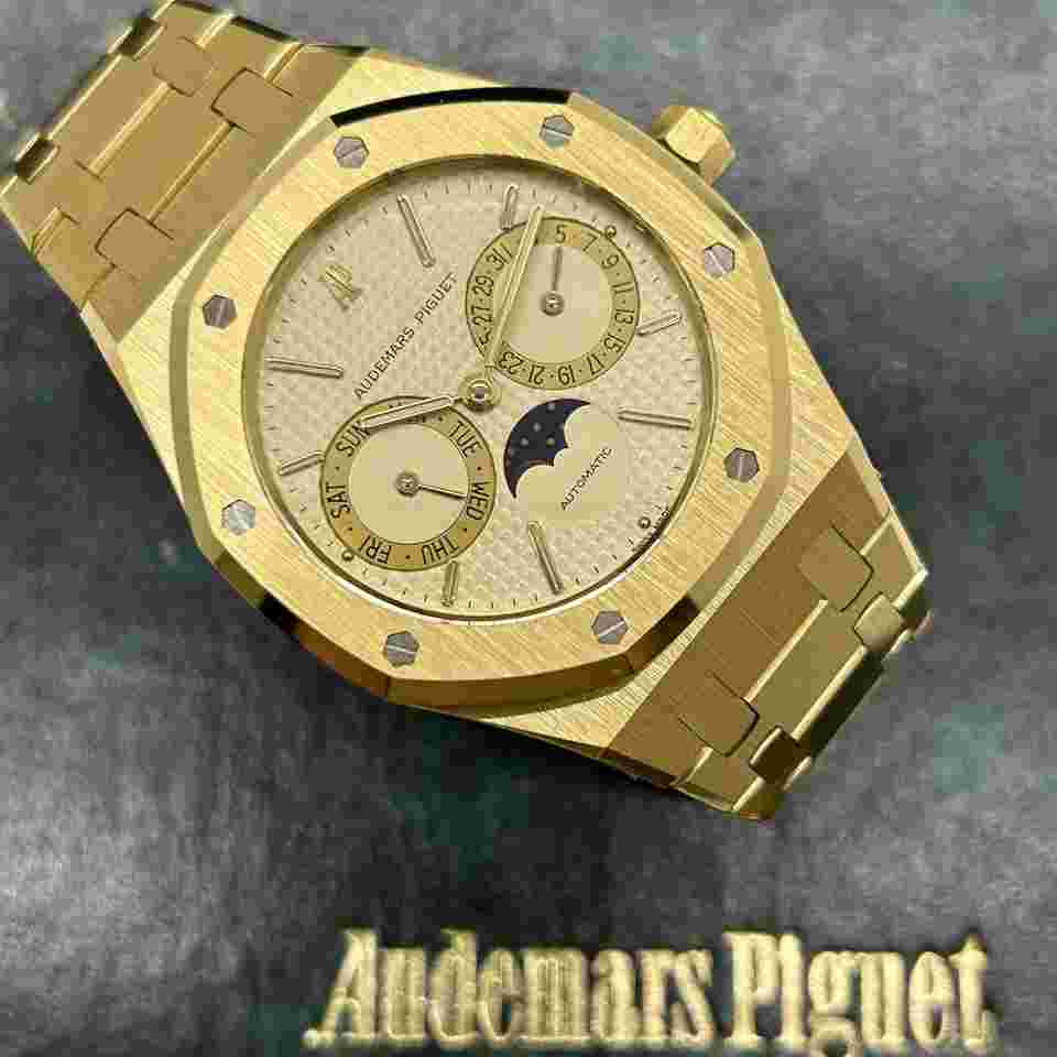 Audemars Piguet Royal Oak Day-Date
                           
                                 37mm - 18Kt Yellow Gold - Ref 25594BA - 17 Links (Max 16.5cm Wrist)