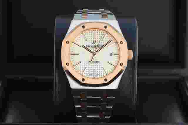Audemars Piguet Royal Oak Selfwinding
                           
                                 Automatic 41mm 18kt Rose Gold & Stainless Steel Novelty Boutique RARE 15400SR