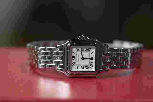 Cartier Panthère
                           
                                 2025 Stainless Steel Panthere UNWORN COMPLETE SET Medium White Roman Dial