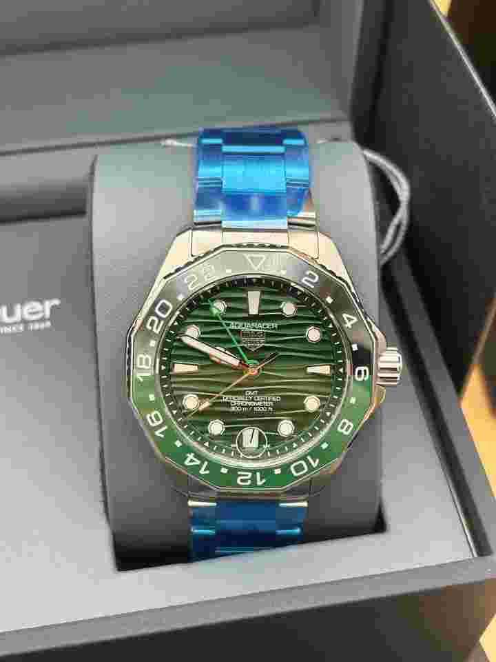 TAG Heuer Aquaracer 300M
                           
                                 Professional 300 Gmt