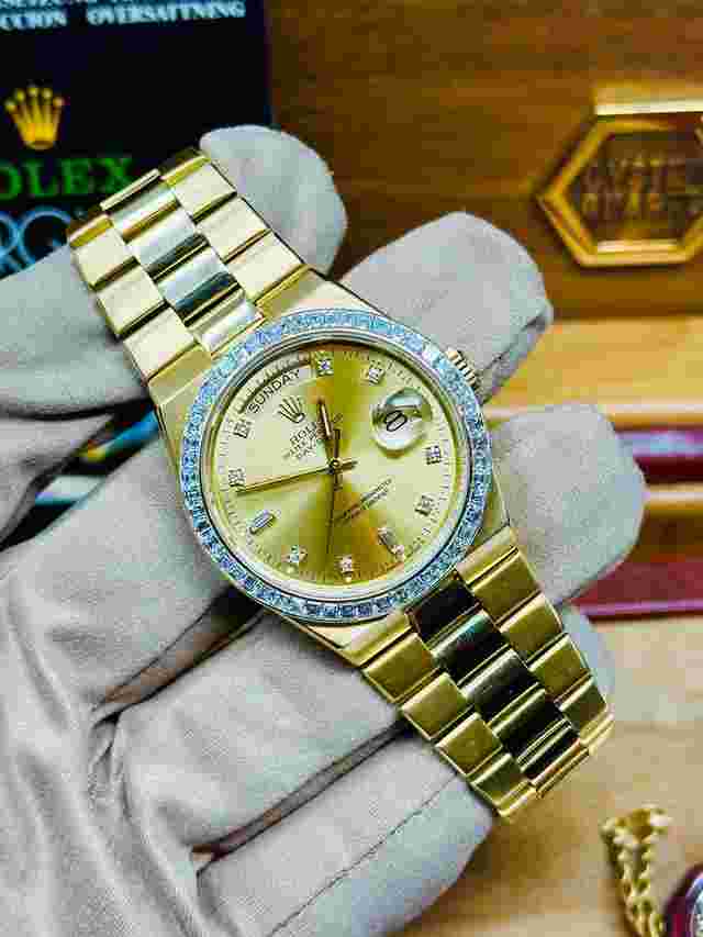 Rolex Day-Date Oysterquartz
                           
                                 Oyster Quartz President 19058 Factory Baguette Bezel Very Rare