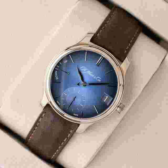 H.Moser & Cie. Endeavour
                           
                                 Perpetual Calendar 1341 - Blue fumé dial - Excellent Conditions - Full Set