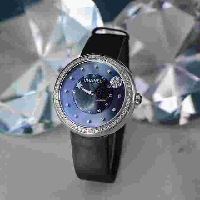 Chanel Mademoiselle
                           
                                 Privé Ref. H3389 18kt White Gold and Diamonds Full Set