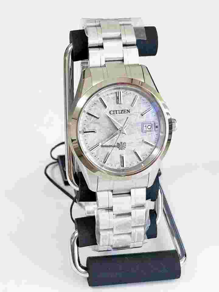 Citizen
                           
                                 The Citizen Super Titanium Solar Date Display 100m Waterproof Watch AQ4100-57B