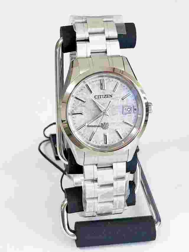 Citizen
                           
                                 The Citizen Super Titanium Solar Date Display 100m Waterproof Watch AQ4100-57B