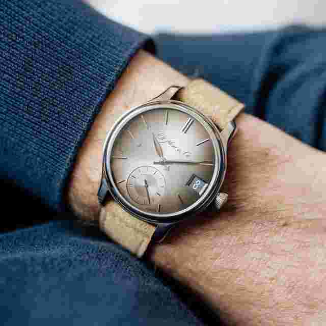 H.Moser & Cie. Endeavour
                           
                                 Perpetual Calendar - Palladium - Fumé dial