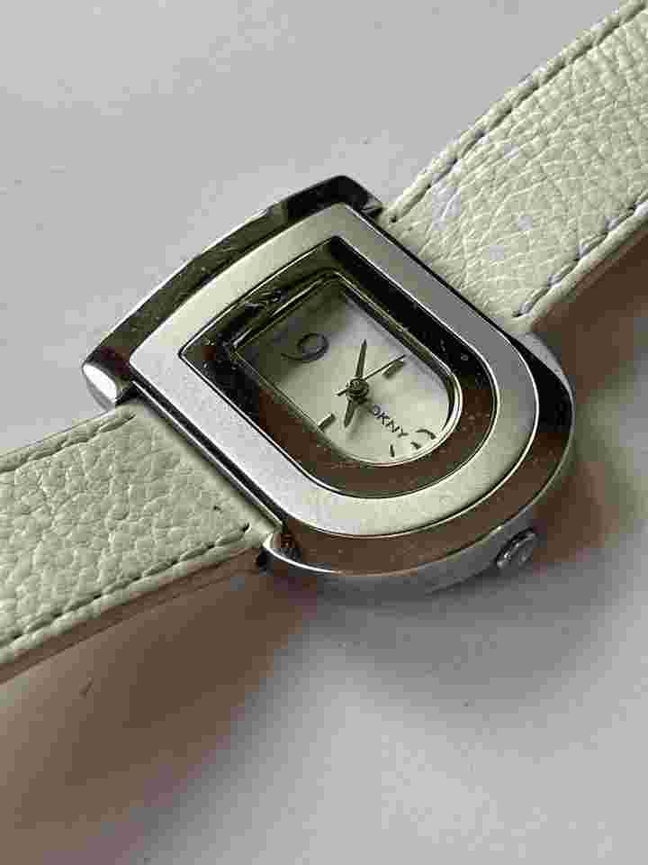 DKNY Ladies Ref. NY 4564 White Dial Original White Strap NOS New Old Stock Store Sample 