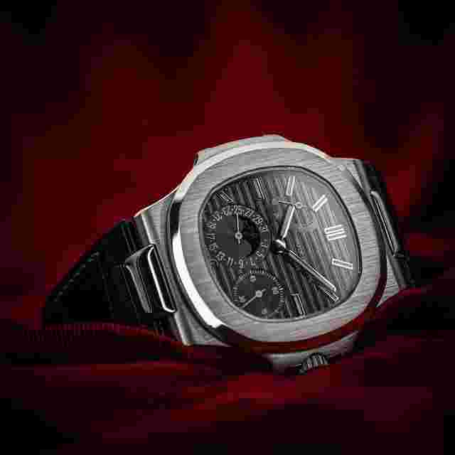 Patek Philippe Nautilus
                           
                                 Moonphase 5712G-001 18k White Gold 40mm w Box & Papers