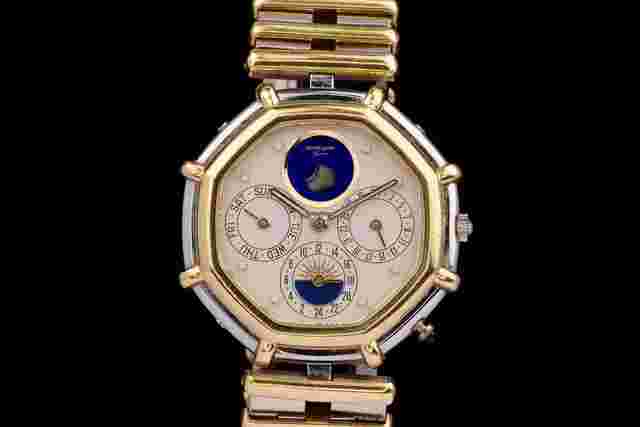 Gérald Genta
                           
                                 Dual Time Calendar Quartz From the 80's