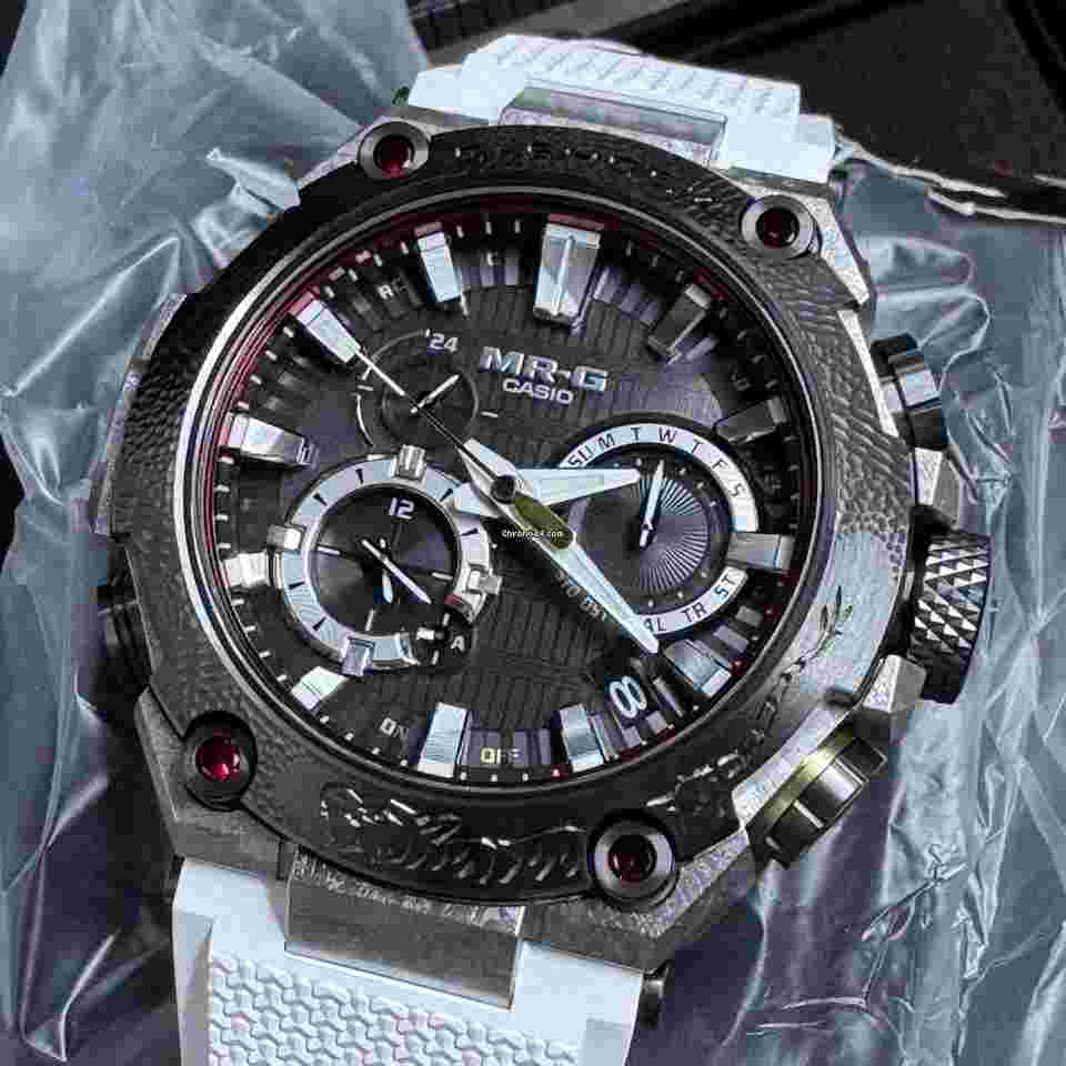 Casio G-Shock
HAND ENGRAVED LIMITED EDITION 40th Anniversary MRG-B2000SG-1A
