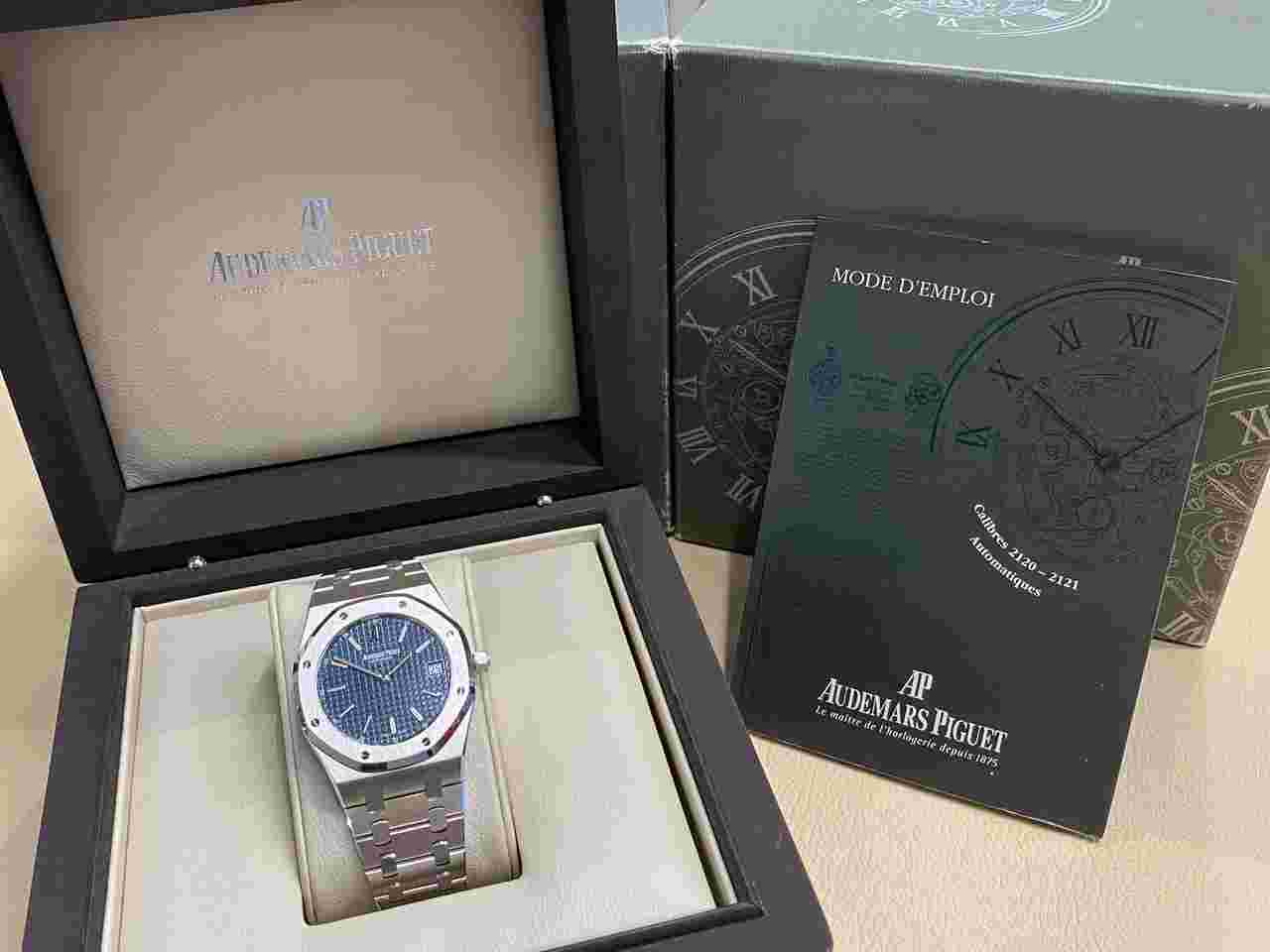 Audemars Piguet Royal Oak Jumbo
                           
                                 Box & Extract from the Archives-service just being done
