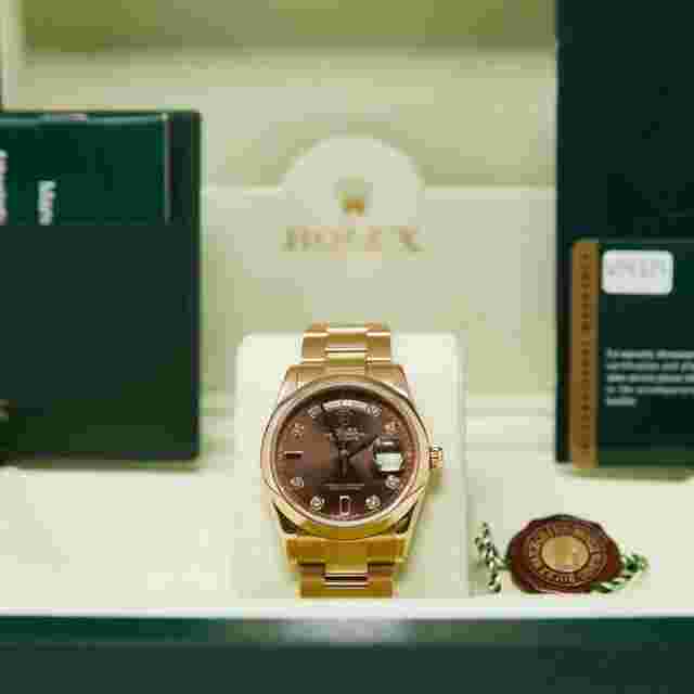 Rolex Day-Date 36
                           
                                 Pre-Owned Day-Date 36 Rose Gold Chocolate Diamond & Rubies Dial on Oyster Bracelet (COMPLETE SET) 36mm