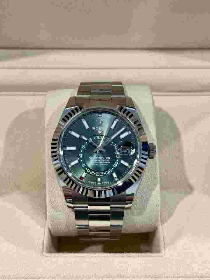 Rolex Sky-Dweller
COMPLETE Mint Green Sky-Dweller | 42 mm on Oyster Ref: 336934