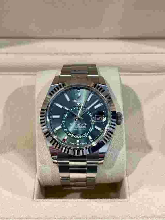 Rolex Sky-Dweller
                           
                                 COMPLETE Mint Green Sky-Dweller | 42 mm on Oyster Ref: 336934