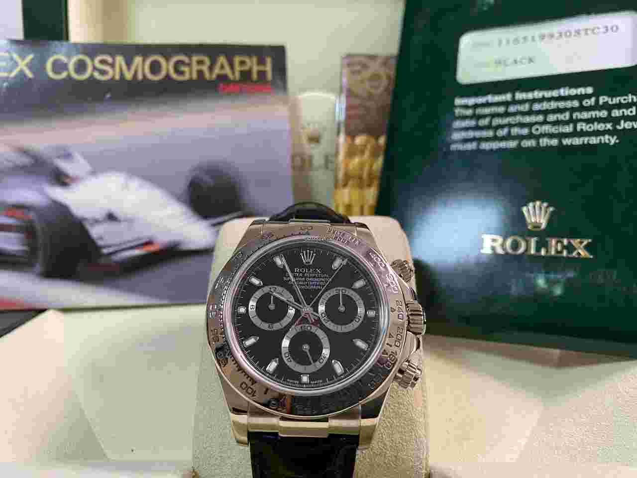 Rolex Daytona
                           
                                 Like NEW 2005 Cosmograph Daytona White Gold Black Dial Leather Strap 116519 FULL SET