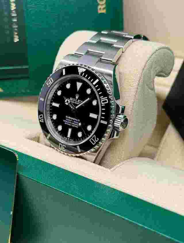 Rolex Submariner (No Date)
                           
                                 124060