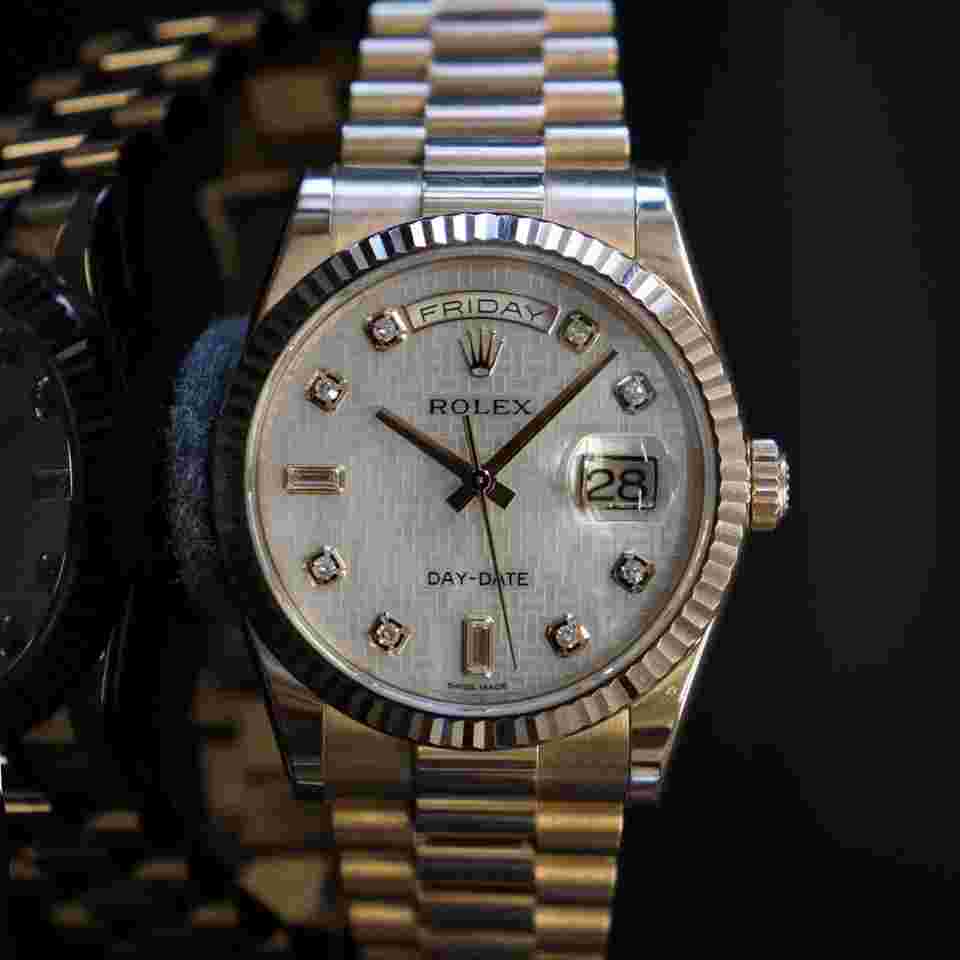 Rolex Day-Date 36
                           
                                 Mother of Pearl with Oxford Motif Diamond Indexes & Fluted Bezel