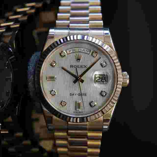 Rolex Day-Date 36
                           
                                 Mother of Pearl with Oxford Motif Diamond Indexes & Fluted Bezel