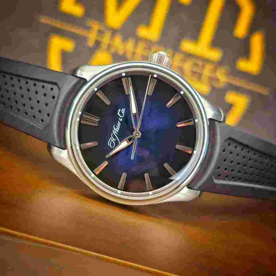 H.Moser & Cie.
                           
                                 Pioneer Centre Seconds Blue Fume B&P