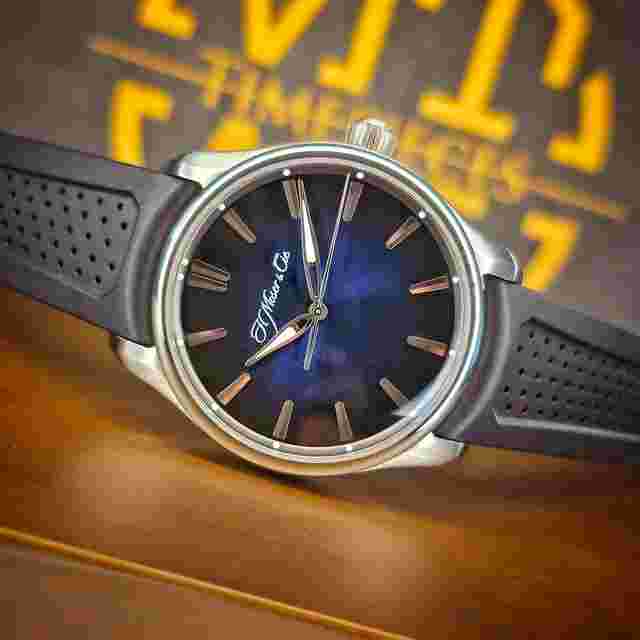 H.Moser & Cie.
                           
                                 Pioneer Centre Seconds Blue Fume B&P