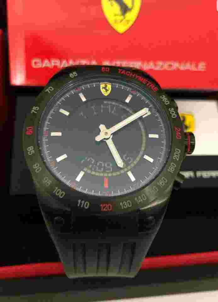 Ferrari chronographe Scuderia Ferrari World Time Formule 1. 
