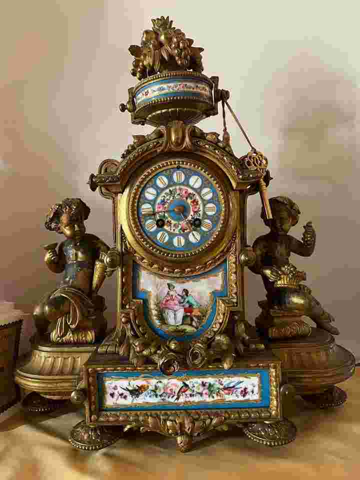 GARDIEN & CHERON PARIS Pendola Francese Antica XIX Secolo – Bronzo Dorato Porcellana Dipinta a Mano Putti e Scena Galante – Funzionante Perfettamente! H 44 cm