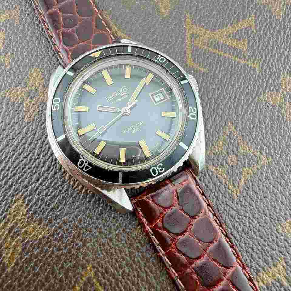 Eberhard Scafograf 300 Asymmetric Case Diver Vintage Swiss Made Rare Tritium WATCH-WORLD-95 
