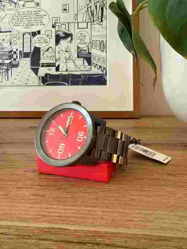 Nixon Corporal SS Red / Gunmetal Corporal SS Red / Gunmetal Brand New with extra links papers