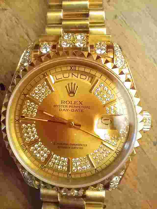 Rolex Day-Date 36 Dial Montre Rolex or serti de 120 brillants d'origine.