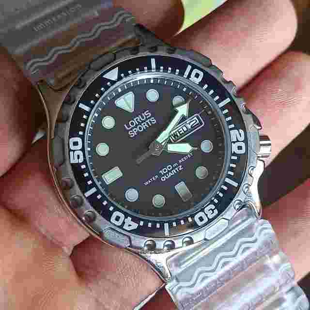 Lorus Quartz (by Seiko) WR 100M - Vintage NOS 90s Full Set Black dial Day-date Unidirectional rotating bezel