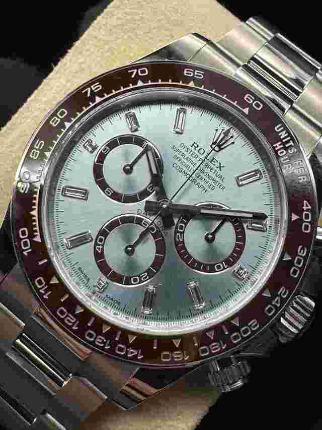 Rolex Daytona
                           
                                 Ice Blue Diamond Baguette Dial Unworn