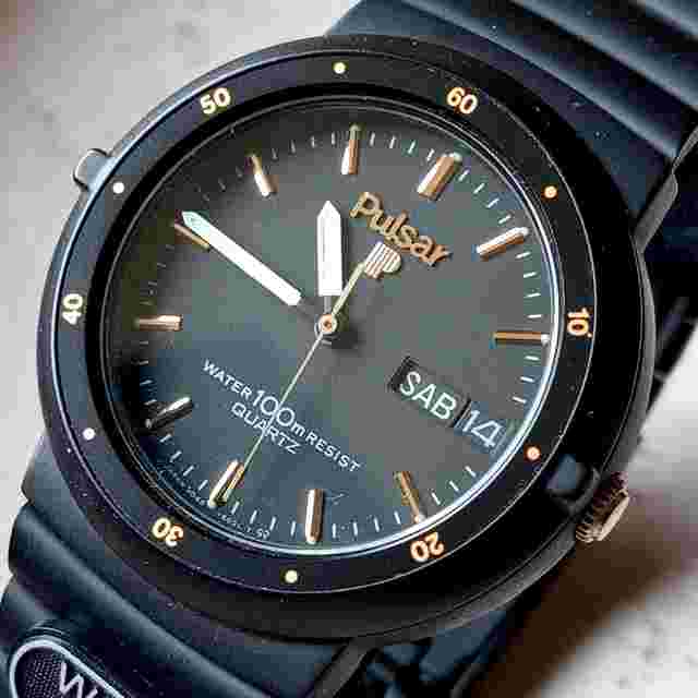 Pulsar (by Seiko) Day-Date All steel with black PVD treatment - Vintage 89 NOS. Full Set - WR100 Gold-colored applied indexes and logo