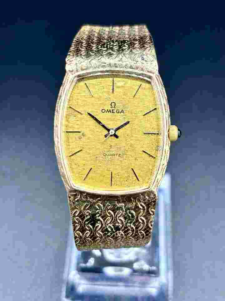 Omega Classic
Men's Vintage Quartz 34mm 14k Yellow Gold Watch