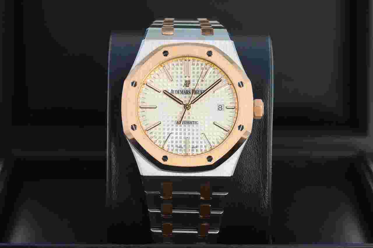 Audemars Piguet Royal Oak Selfwinding
Automatic 41mm 18kt Rose Gold & Stainless Steel Novelty Boutique RARE 15400SR